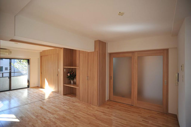 リビングは洋室と一体の空間で広く