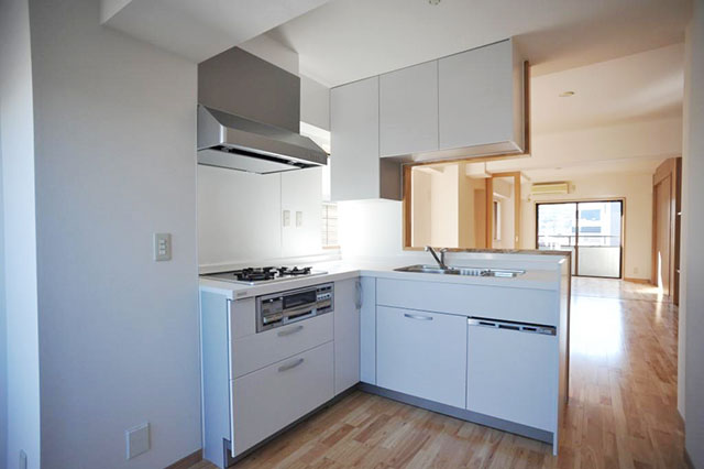 Ｌ型の対面キッチンで、家事をしながらお子さんを見守ることも