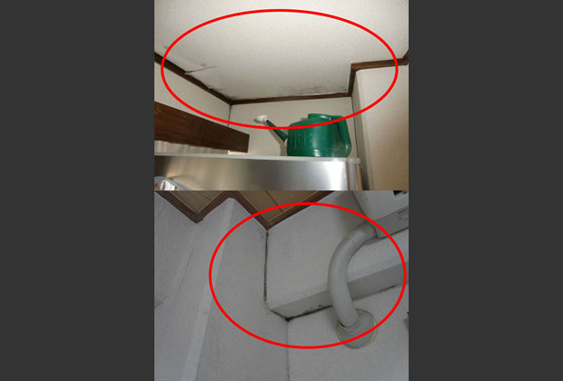 改修前写真：結露によって壁紙がはがれ、カビが発生