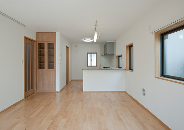 ダイニングとリビングを一体化し、対面キッチンとしました