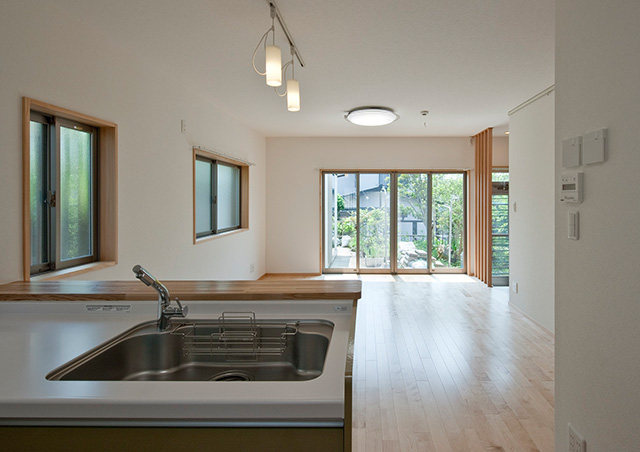 キッチンからは部屋と庭が見渡せる計画になっています