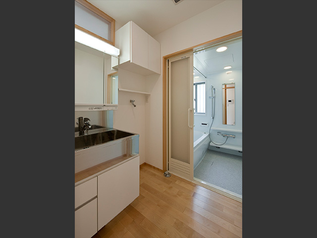 老朽化した浴室はユニットバスに変更し、特注ステンレス洗い場を計画しています