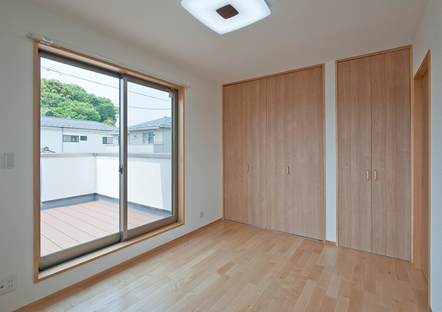 ２階の一部を減築することで明るい洋室となっています