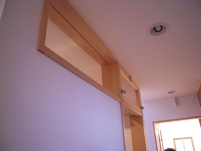 壁上部に設けた明り取りと風通しの窓