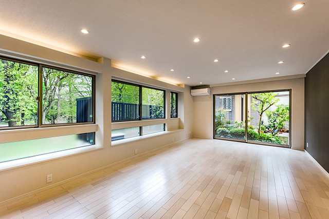 出窓の上部には間接照明を仕込んでいます