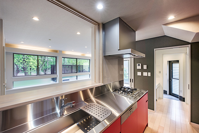 キッチンからは子供を見渡せるように部屋中が一望できます