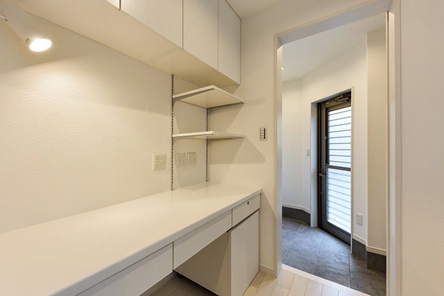 勝手口につながる奥様の家事スペース。仕事場としても利用できるようになっています