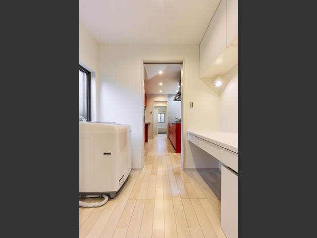 家事室からまっすぐキッチン、脱衣室、浴室まで行けるため、家事の負担も少ないです