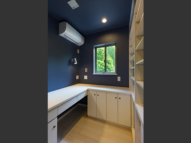 こだわりのご主人の書斎は紺色を基調としたデザインです