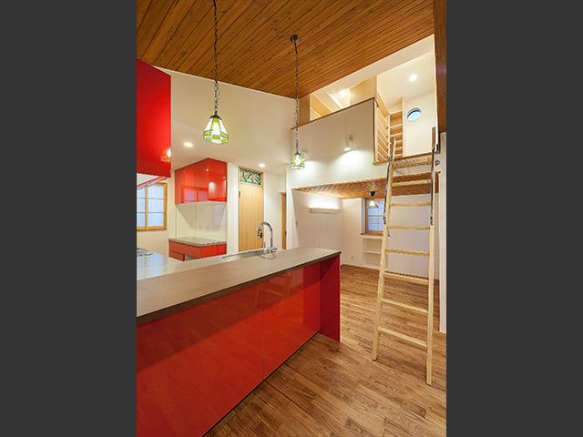 天井の低い落ち着いたダイニングの上には、梯子で上がるマンガロフト