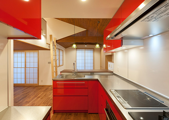 キッチンからは部屋中が見渡せるまるでコックピット