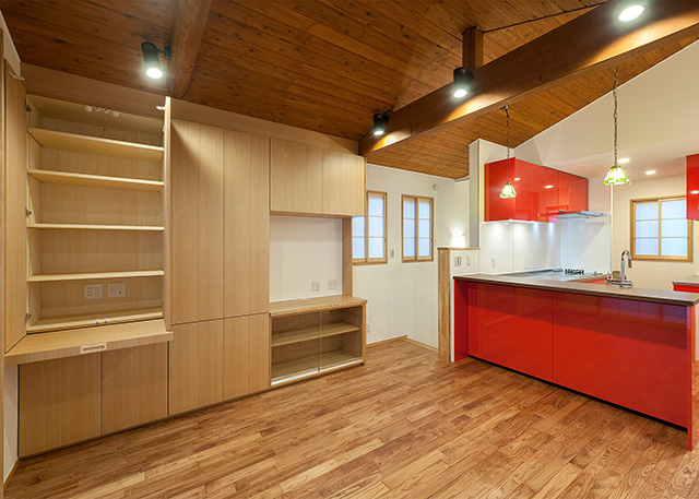 リビング収納には、作業が出来るパソコン机が隠れています