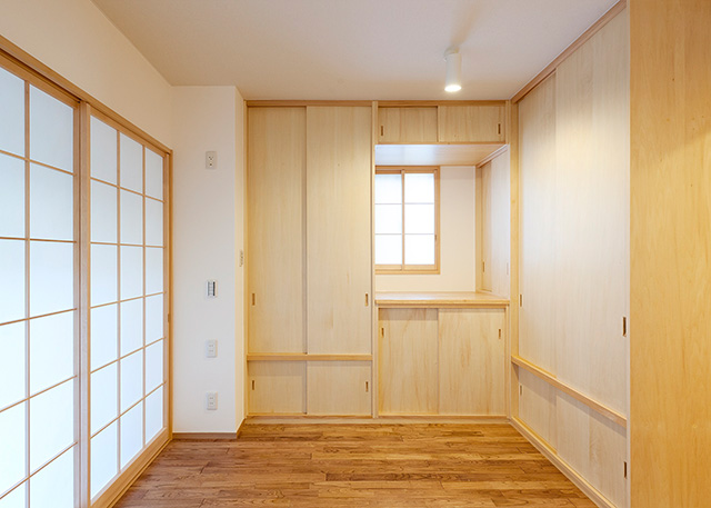 収納を充実させた落ち着いた雰囲気の主寝室