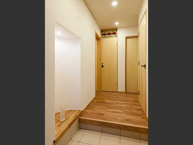 玄関には一部ステンドグラスを利用した明り取りが目をひきます