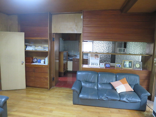 改修前のリビングダイニング。キッチンと分断されて薄暗い