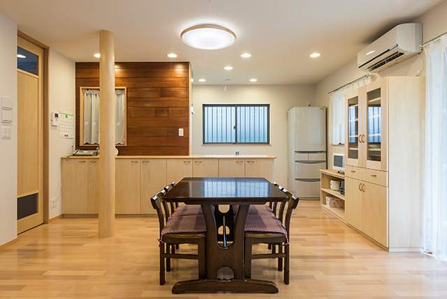 改修後のリビングダイニング。奥のキッチンからも明かりが入る計画としています。