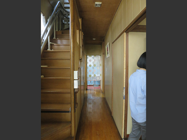 改修前の階段。急勾配で以前転んだそうです。