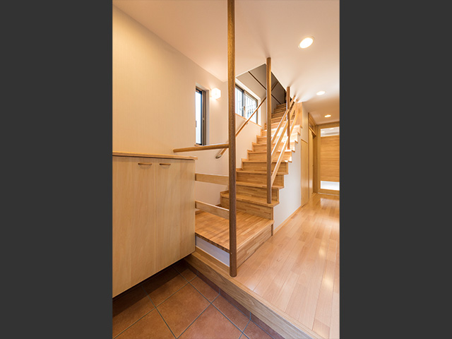 改修後の階段。緩やかで上がりやすくしています。