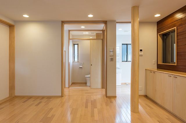 リビングから直接水廻りへ行ける、将来介護にも対応した広い間口の扉を計画。