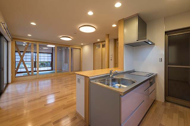 改修後、キッチンからリビングを見る