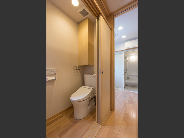 改修後、介護もしやすい広い間口のトイレ。水廻り。