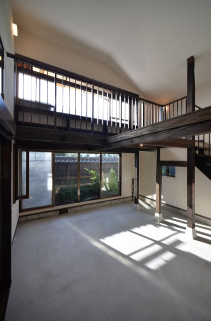 中の間を減築し、光庭の土間空間とした