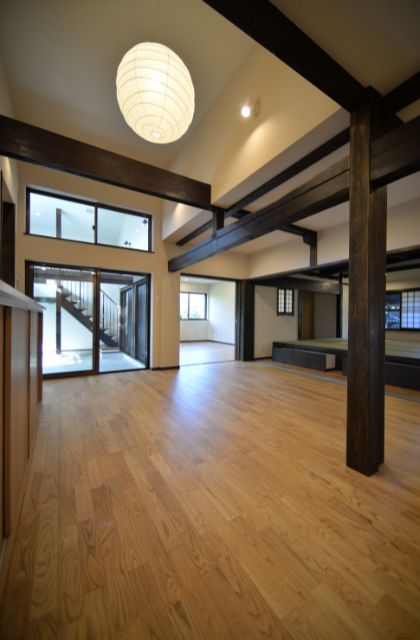 リビングに光を取り込む光庭土間