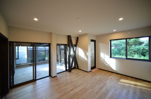 洋室に光を取り込む光庭土間