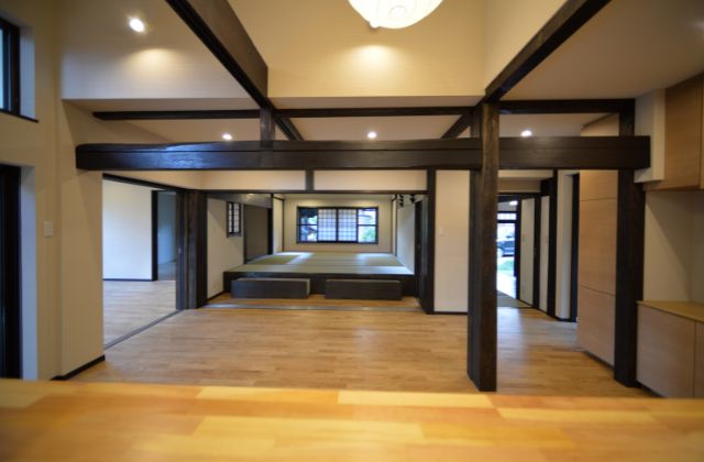 構造補強をしつつ、古材を残したリビング