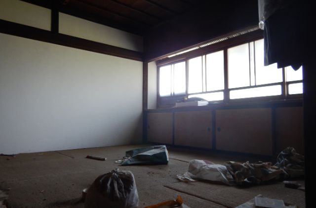 【Before】明るい光の差し込む使えない２階