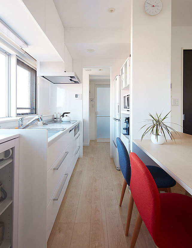 システムキッチンとサニタリーが一直線につながったキッチンリフォーム