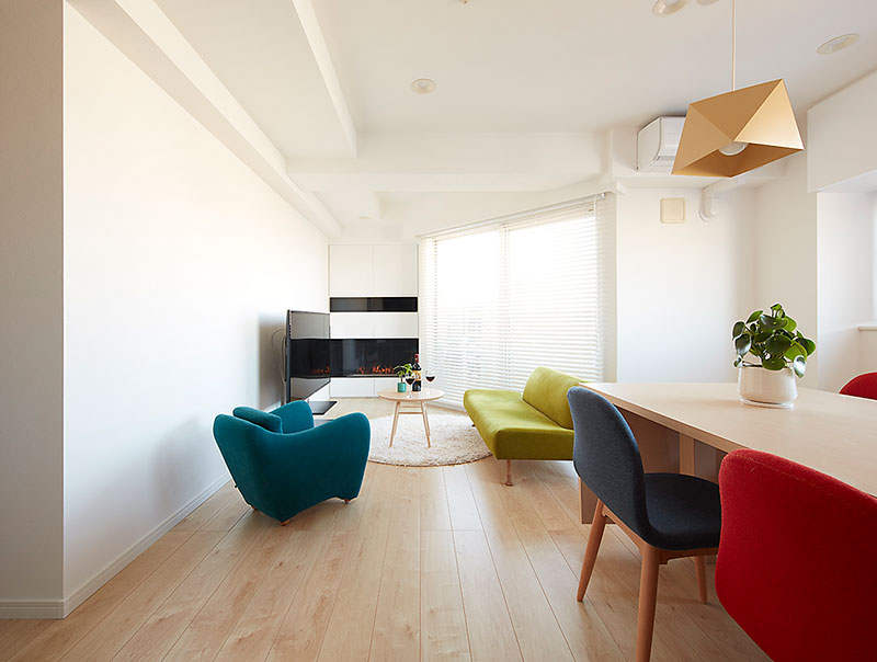 LD全景。バイオエタノール暖炉の設置位置は、リビングの入り口に立った時に視線が集まる場所であり、住まいの中心的な存在になっている。もともと設置されていた床暖房設備は撤去し、冬場のメイン暖房として使用。