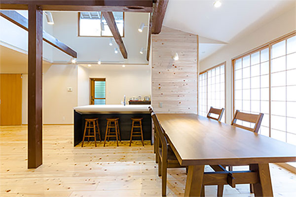 空間を支える撤去できない壁は、コンロを隠しながら、キッチンとダイニングの仕切りとして活用。床材と合わせたヒノキを張ることで統一感も生まれます。