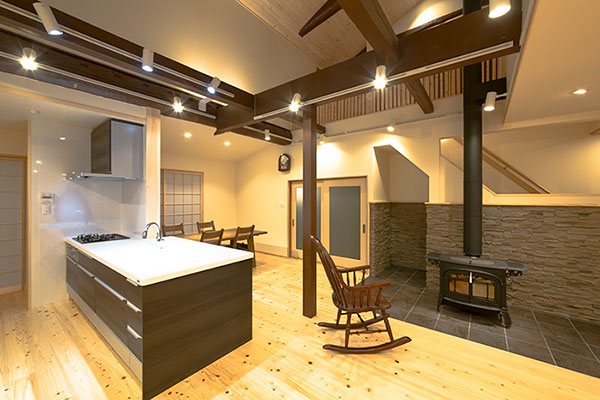 こだわりの薪ストーブがLDKを印象付けます。
