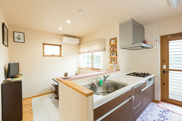 日々の家事を快適に、お掃除もしやすいシステムキッチンへ変更