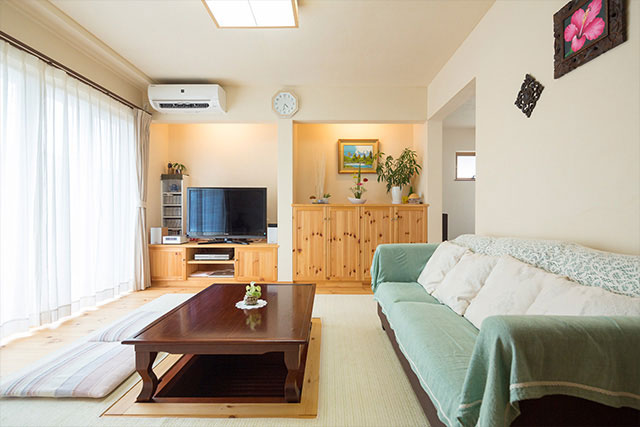 家族みんなが集えるように、リビングを広く確保し、南側の窓から日が差し込む明るリビングを実現しました。