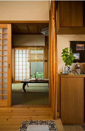 玄関から和室。和室は当時のしつらえをそのまま残す形でリフォーム