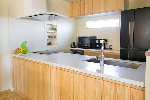 家族で料理を楽しむ、オープンキッチン