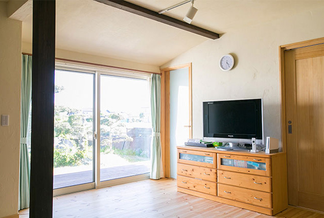 室内は無垢のパイン材と塗り壁で仕上げました。