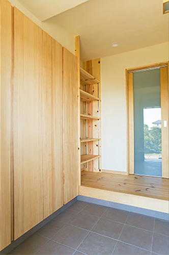 英会話教室を開くことを希望された奥様。LDKを広く確保することで、人がたくさん来ても安心です。来客が多いことを想定して、大容量の玄関収納を設置。これで、英会話教室を開いても安心ですね。