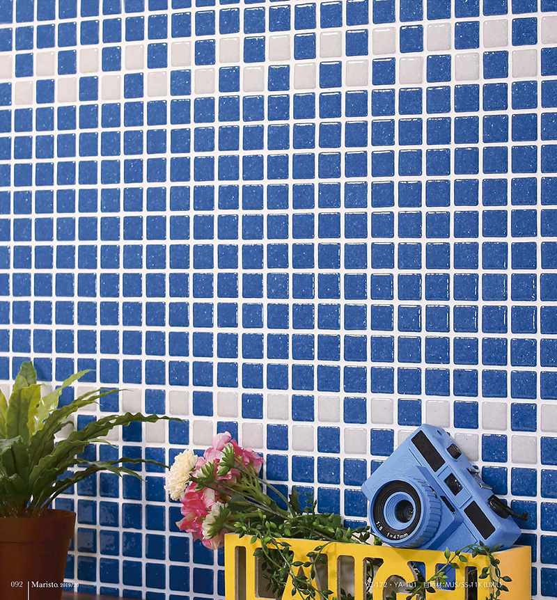 カラフルなタイルを組み合わせて楽しいキッチン空間