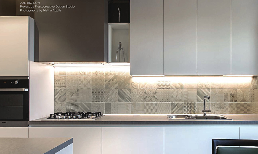 模様を取り入れたタイルで、オリジナルティ溢れるキッチン空間