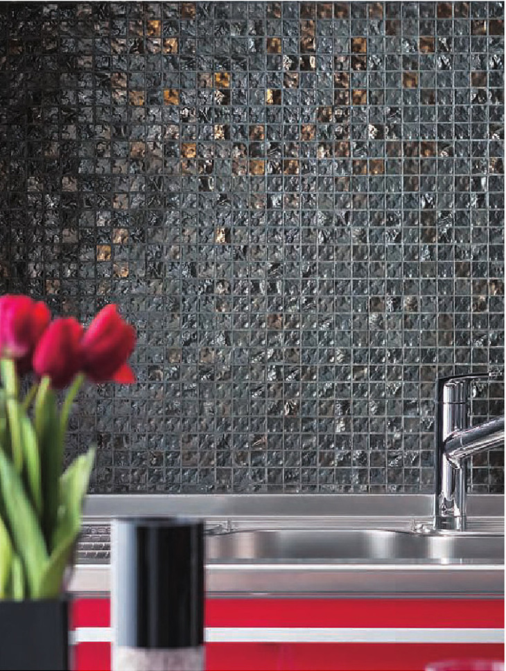 立体感や素材感のあるタイルで重厚感あるキッチン