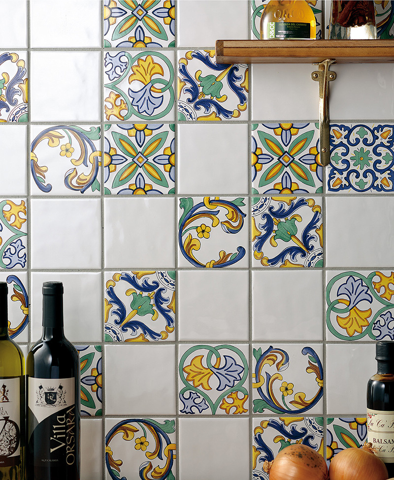 原色系のタイルを取り入れたエキゾチックなキッチン